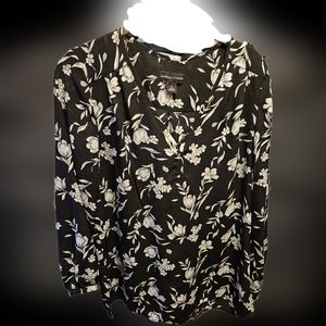 Cute v-neck 3/4 length sleeve blouse in black and white floral pattern